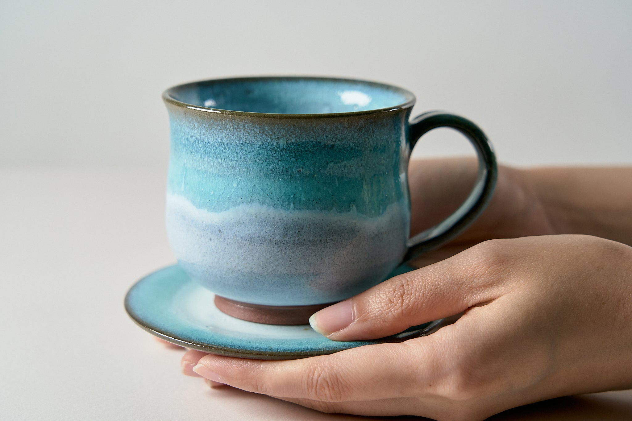 青い絵柄の陶器カップセット 彩色カップ＆ソーサー_2客セット(黄色2)_稲右衛門窯 上中剛司 作